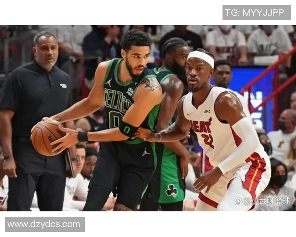 帕都拜斯与杜克的精彩对决揭示篮球战术与团队协作的完美结合